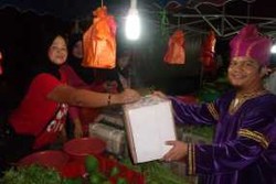 Galang Bantuan, Pelajar RI di Malaysia Gelar Kesenian di Pasar Malam