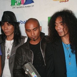 Slank Lelang Barang Pribadi di Senandung Untuk Negeri