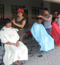 Jasa Potong Rambut Gratis Ringankan Beban Para Pengungsi 