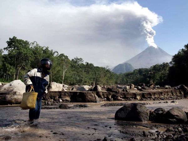 Kali Boyong Penuh Material Merapi