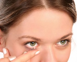 Lensa Kontak Bisa Menyebabkan Cedera Kornea