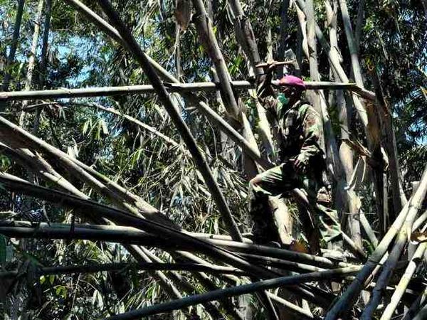 Marinir Buka Akses Jalan di Merapi