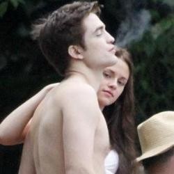 Berbikini Putih, Kristen Stewart Mesra Bareng Robert Pattinson