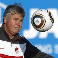 Hiddink Tolak Liverpool & City Karena Faktor Umur