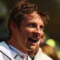 Kehilangan Gelar, Button Tetap Senang