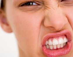 3 Kebiasaan Sederhana Yang Dapat Merusak Gigi