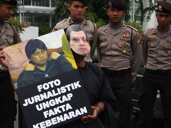 Aksi Fotografer Bertopeng Gayus