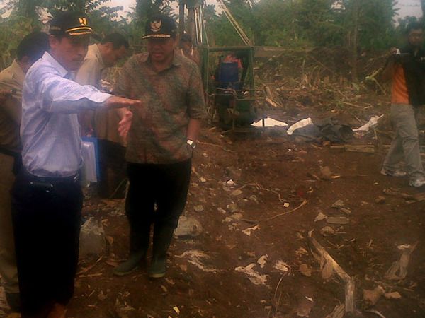Prijanto Tinjau Tanggul Kali Pesanggrahan