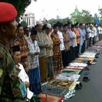 Din Syamsudin Pimpin Salat Ied di Tugu Pahlawan