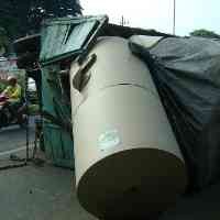 Ban Meletus, Truk Pengangkut Kertas Terguling