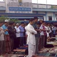 Seribuan Jamaah Hizbut Tahrir Salat Id di Stadion Persib