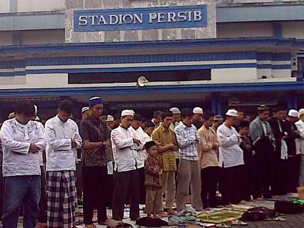 Seribuan Jamaah Hizbut Tahrir Salat Id