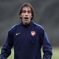 Pires Selangkah Lagi Berbaju Villa