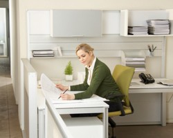 7 Perlengkapan Wajib Wanita di Kantor