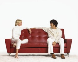 5 Tips Merawat Furnitur Berbahan Kulit