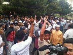 Ribuan Orang Tunggu Penetapan Pemenang Pilkada Tangsel Oleh KPU 