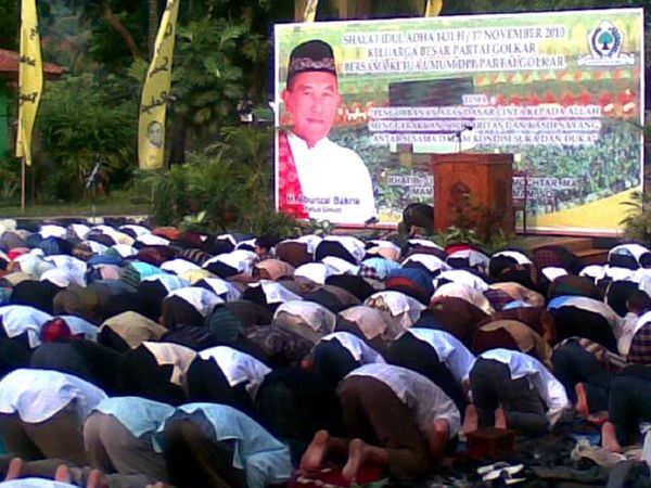 Baliho Ical Jadi Background Salat Idul Adha