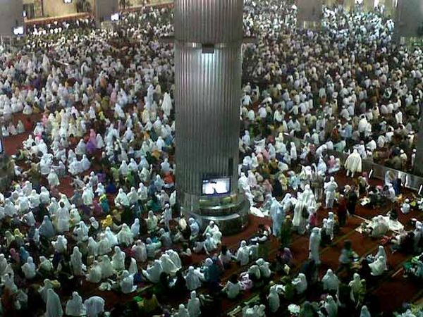 Ribuan Jamaah Padati Istiqlal