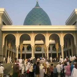 Ribuan Umat Muslim Salat Id di Masjid Al Akbar