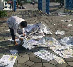 Koran Bekas Usai Salat Id Berkah Bagi Pemulung