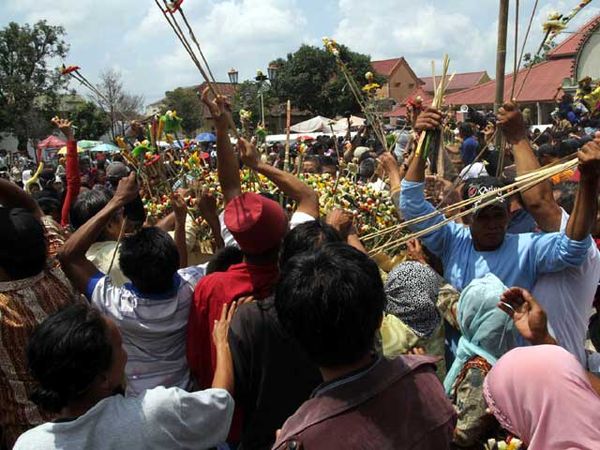 Berebut Gunungan Gerebeg Besar
