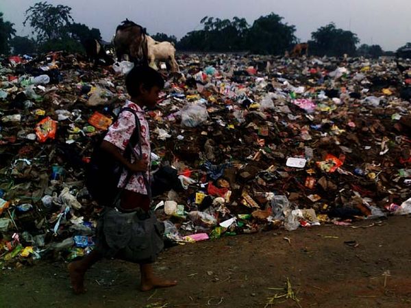 Sampah Menggunung di Pinang Ranti