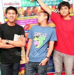 Ultah ke-4, RAN Bagi-bagi Sandal & Bantal