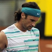 Carlos Moya Gantung Raket