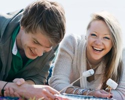 6 Tanda si Dia Menganggap Anda Lebih Dari Teman