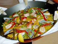 Nasi Kuning Beraroma Laut dari Spanyol