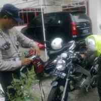 Bawa Kepala Kambing, Biker Tabrak Trotoar dan Pohon Sono