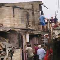 Warga Gandaria Gotong Royong Bersihkan Sisa Puing Kebakaran