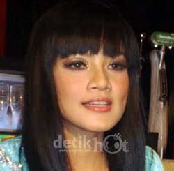 Jatuh Cinta Bareng Titi Kamal di Mall