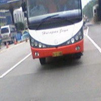 Bis Harapan Jaya Ugal-ugalan di Jalan Tol Cikarang Barat