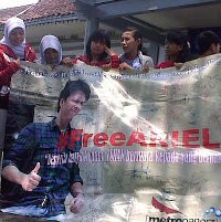 Puluhan Fans Ariel Gelar Doa Bersama di Rutan Kebon Waru