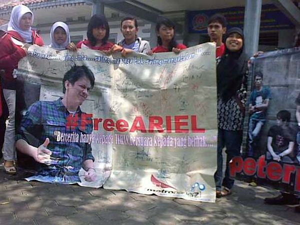Puluhan Fans Besuk Ariel