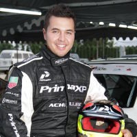 Rifat Beraksi dengan Helm Batik