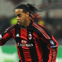 Dugem Lagi, Ronaldinho Terancam Kembali Dicadangkan