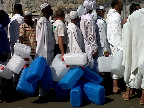 Mengantre Air Zamzam