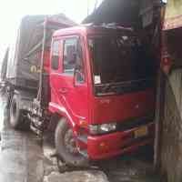 Truk Muat Semen Seruduk Rumah Warga