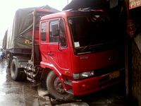 Truk Semen Tabrak Teras Rumah Warga