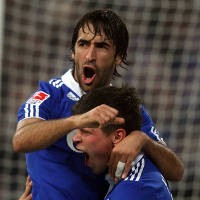 Hat-trick Raul Keluarkan Schalke dari Zona Merah