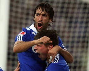 Hat-trick Raul Keluarkan Schalke dari Zona Merah