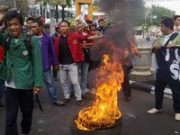 Protes Penyiksaan TKI, Mahasiswa Bakar Ban