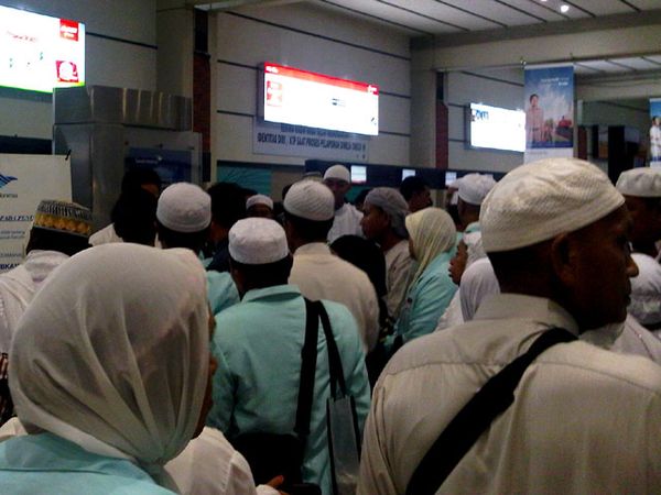 Garuda Kacau, Penumpang Menumpuk