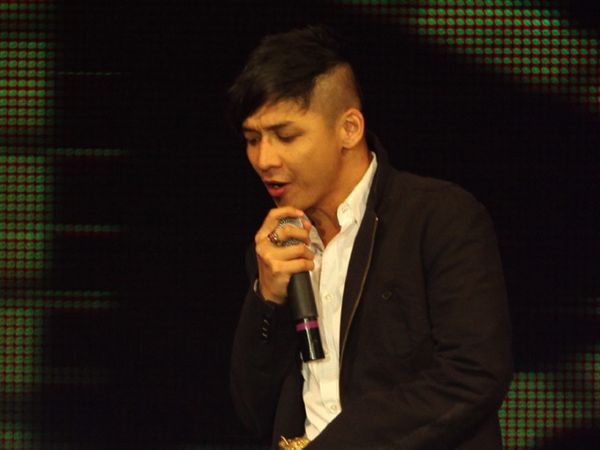 Gaya Punk Ala Pasha Ungu