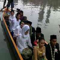 Sebelum Menikah, Pasangan Nikah Massal Diajak Keliling Sungai