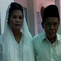 Pasangan Tertua Nikah Massal Berusia 70 Tahun 