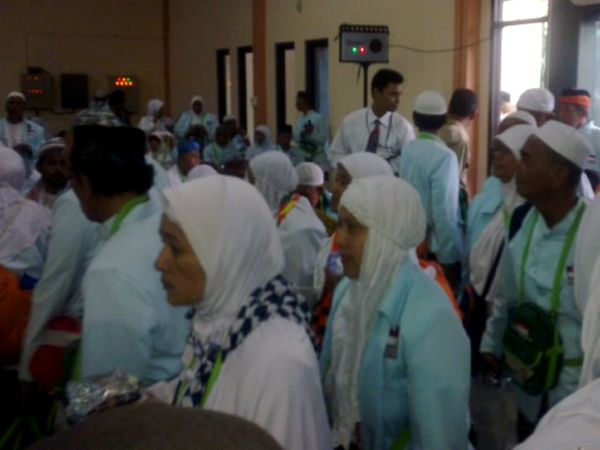 Jamaah Kloter I Debarkasi Surabaya Tiba di Tanah Air