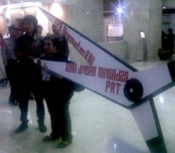 Bawa Gunting, Jala PRT Desak DPR Bahas RUU PRT